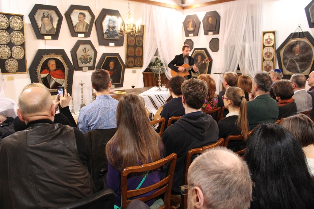 Photo of Piotr Minski singing