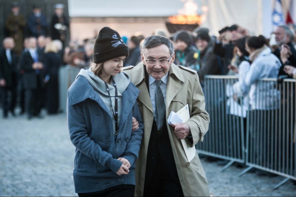 photo, Marian Turski entering the museum with Lauder school student.